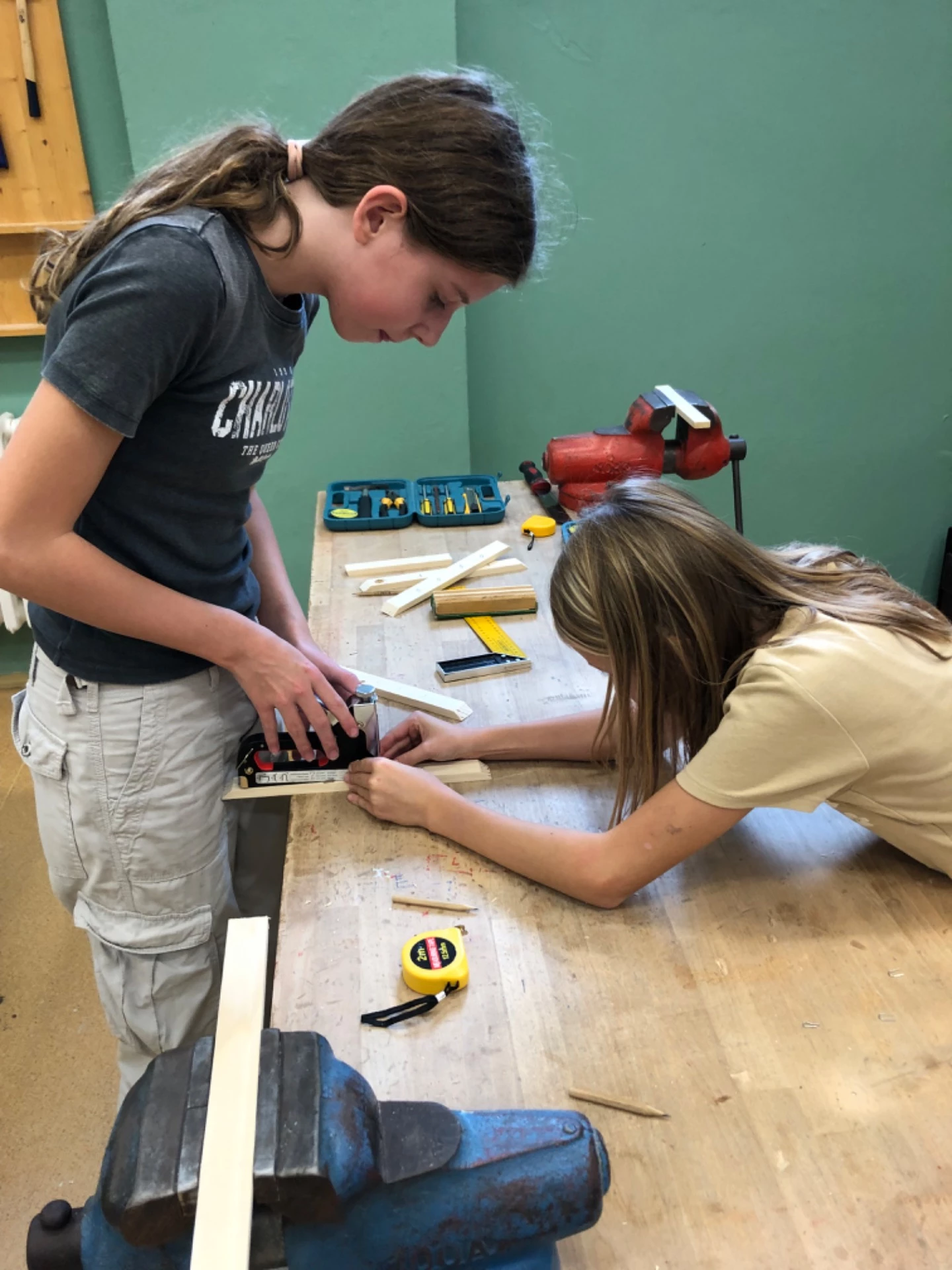 Děti při vědeckých experimentech ve třídě