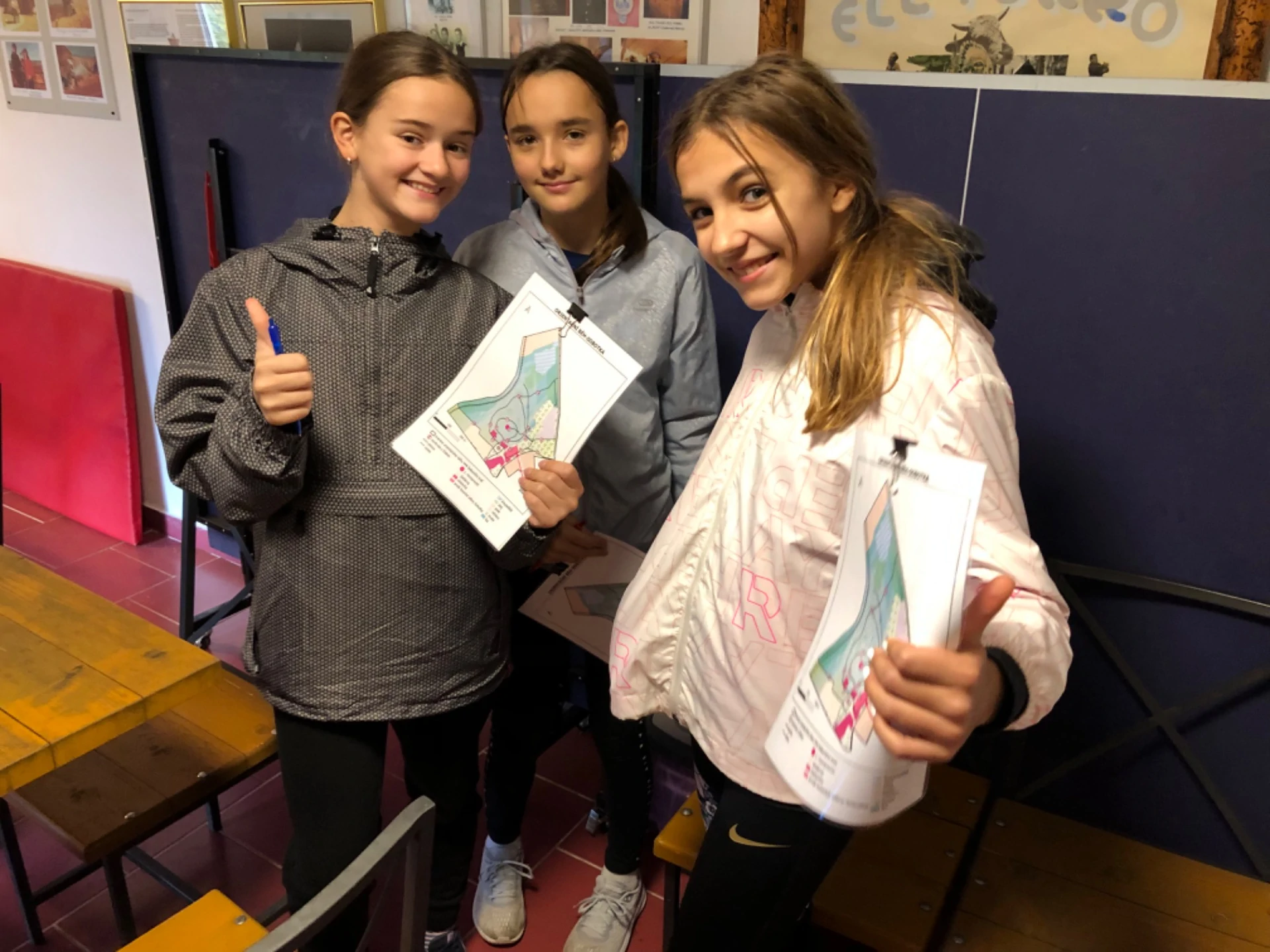 Děti pracují s nářadím v dílně