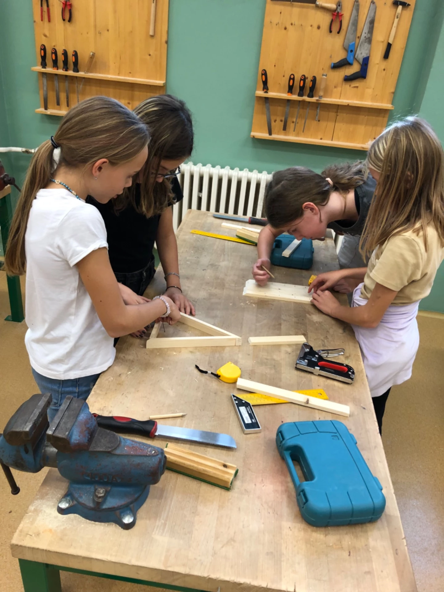 Hasič ukazuje vybavení dětem venku