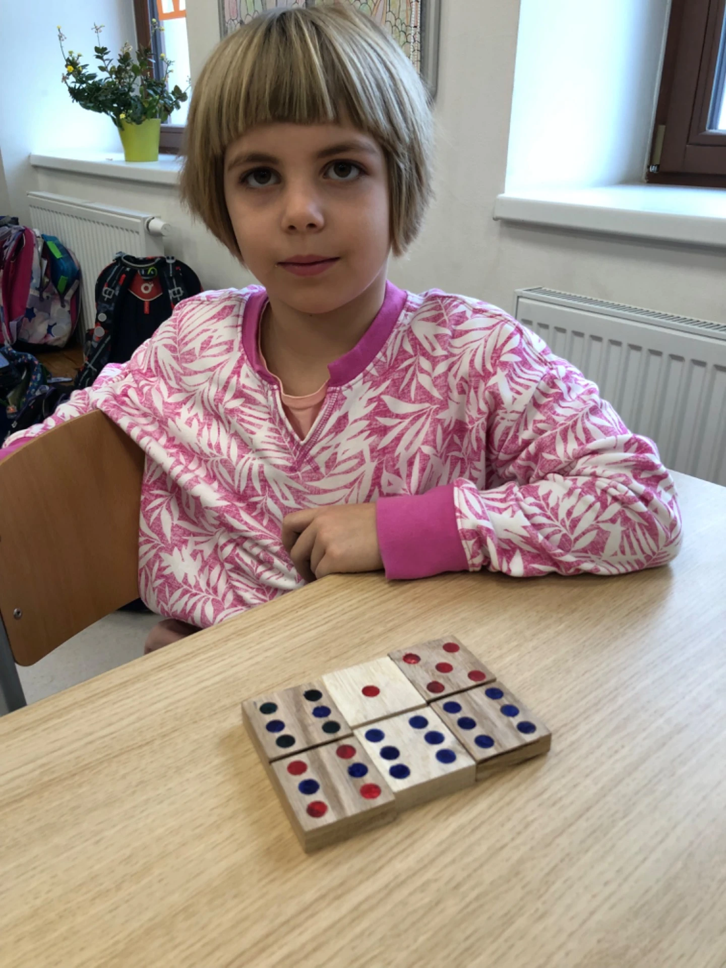 Učitel vysvětluje motor auta studentům