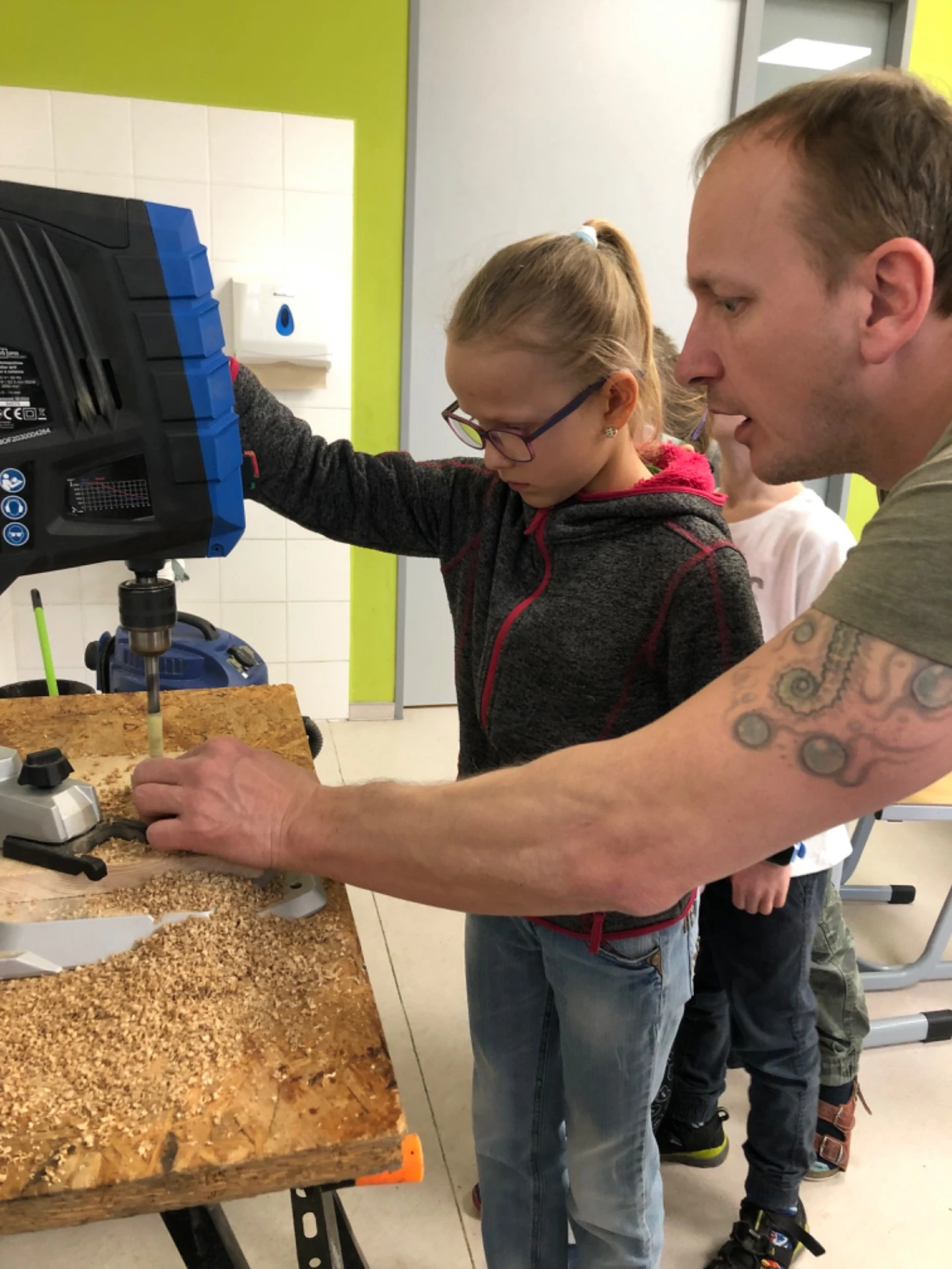 Děti dělají chemické pokusy v laboratoři